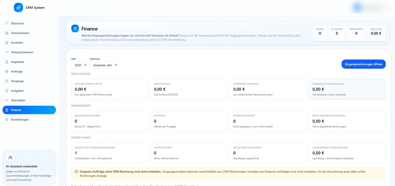 Finance-Ansicht des CRM-Systems: Auswertung von Umsatzsteuer, Eingangsrechnungen und offenen Punkten mit Filter nach Jahr und Zeitraum.