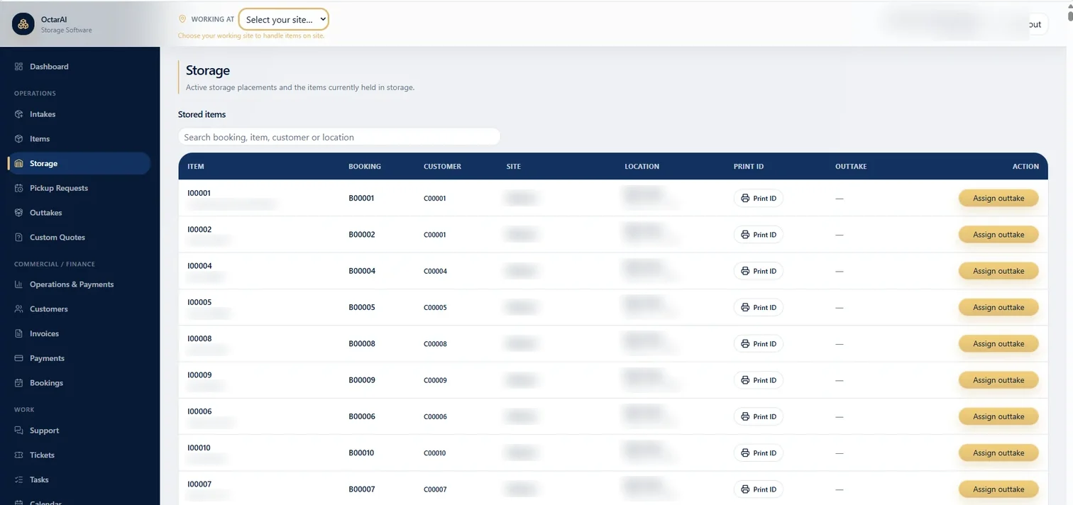 Storage-Verwaltung der OctarAI Storage Software: Tabelle eingelagerter Items mit Buchung, Kunde, Standort, Lagerplatz und Aktion zur Auslagerung.